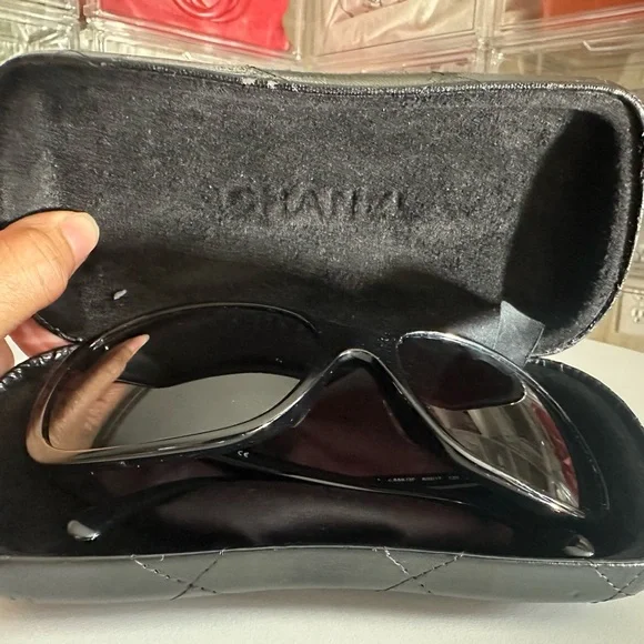 Authentic Chanel Black Oversized Sunglasses for women. - Picture 7 of 10